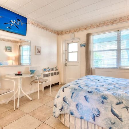 Tropic Terrace #16 - Beachfront Rental Apts St. Pete Beach Eksteriør billede